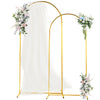 Set de arco de boda metálico dorado con tela blanca transparente y arreglos florales