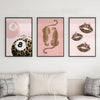 Set aus drei gerahmten Leinwand-Kunstwerken mit Leoparden- und Gepardmuster auf rosa Hintergrund.