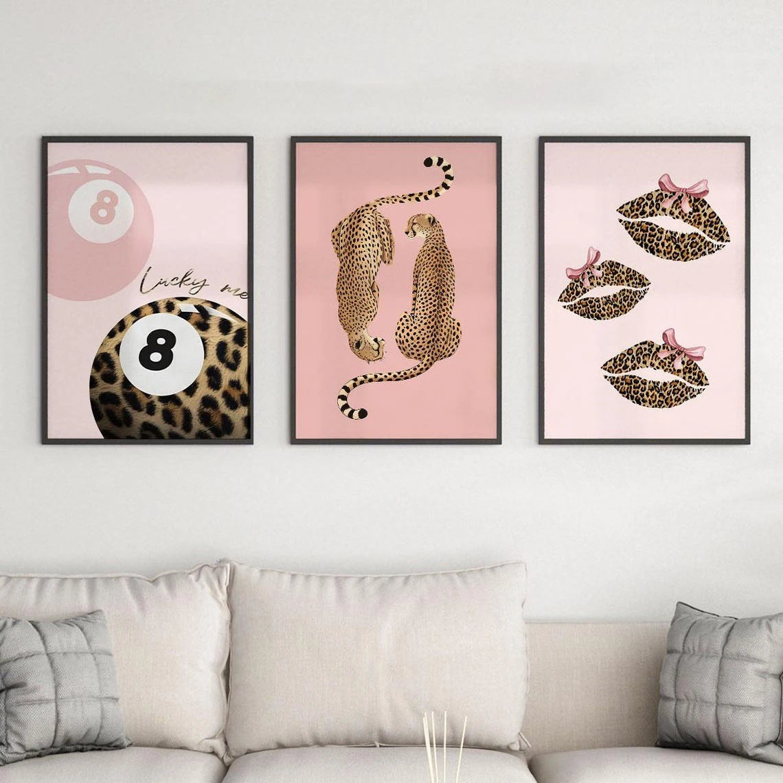 Set aus drei gerahmten Leinwand-Kunstwerken mit Leoparden- und Gepardmuster auf rosa Hintergrund.