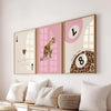 Ein Set aus drei gerahmten Leinwandkunstwerken mit Leopardenmuster und pinken Hintergründen.