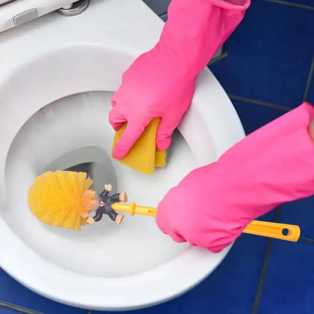 Eine pinke, gepflegte Hand benutzt einen gelben Spülbürste, um die Innenseite einer weißen Toilettenschüssel zu reinigen.