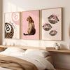 Ein Set aus drei gerahmten Leinwanddrucken mit Leoparden- und Gepardkunst, präsentiert an einer weißen Wand.