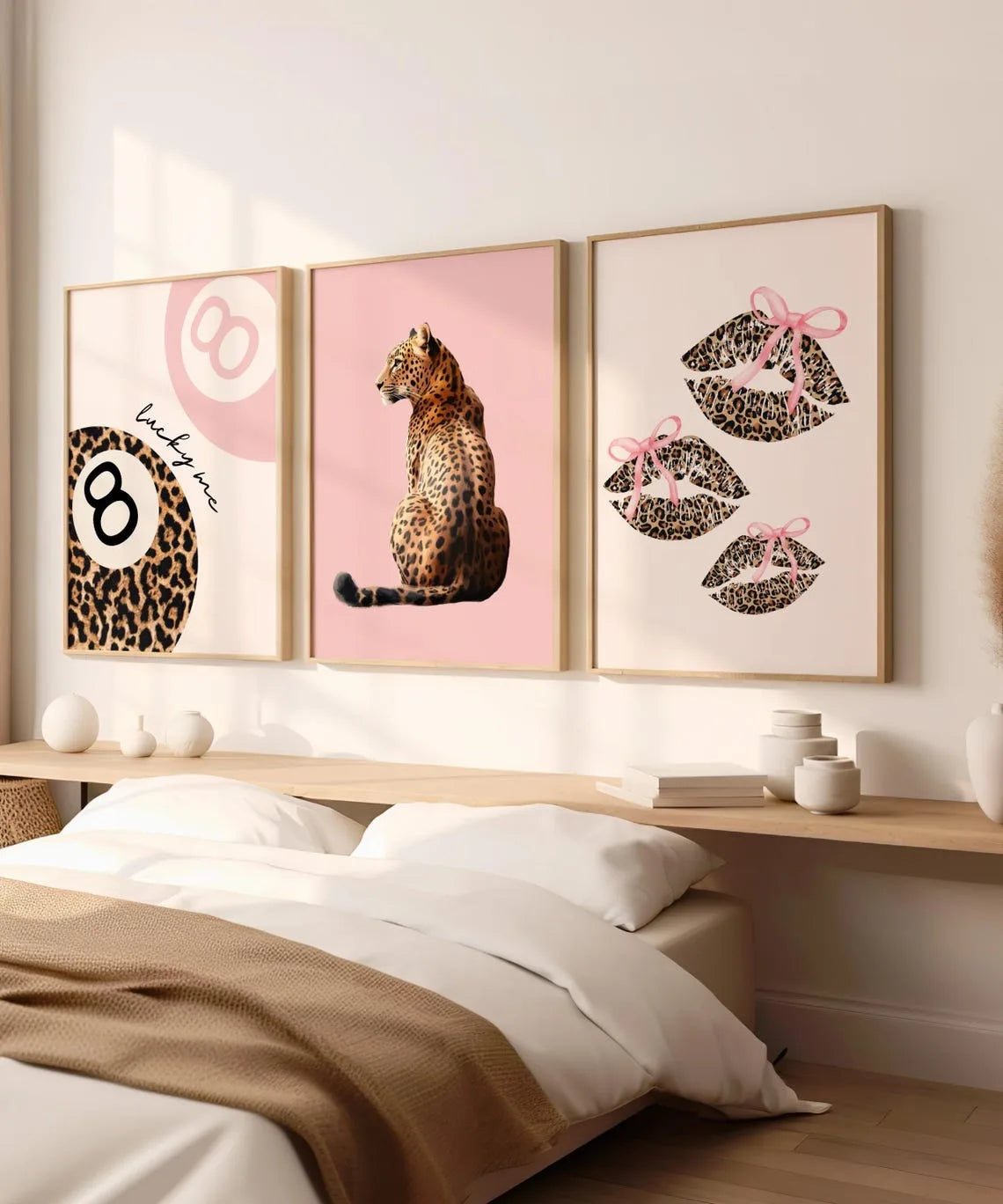 Ein Set aus drei gerahmten Leinwanddrucken mit Leoparden- und Gepardkunst, präsentiert an einer weißen Wand.