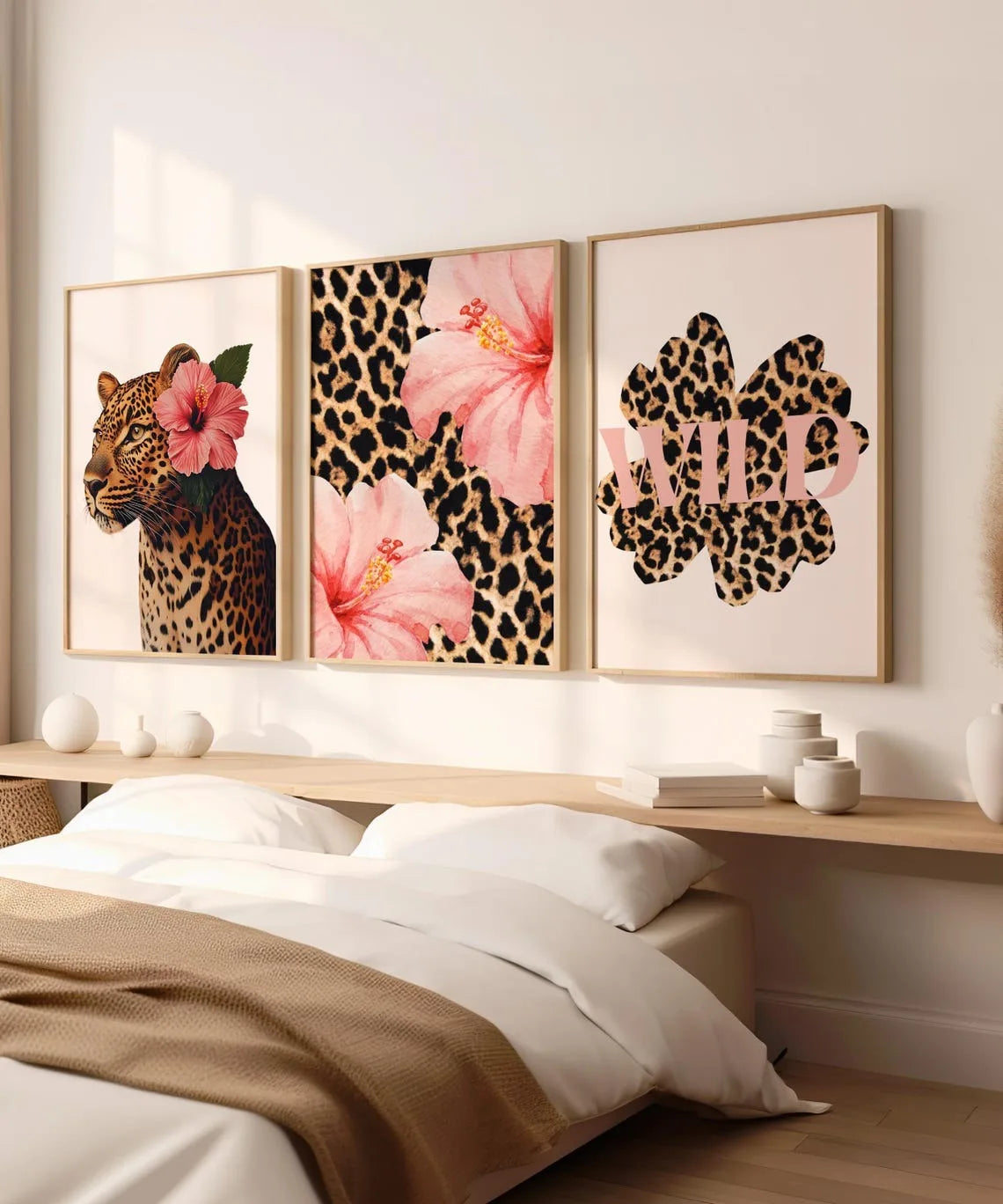 Ein Set aus drei gerahmten Leinwanddrucken mit Leoparden- und Geparden-Blumenmustern an einer weißen Wand.
