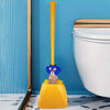 Gelber lustiger Toilettenbürste mit blauem Tierkopf neben einer weißen Toilette