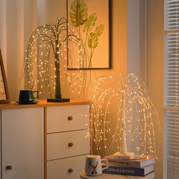 Árbol bonsai de sauce LED brillante para decoración festiva, exhibido en un gabinete de madera.