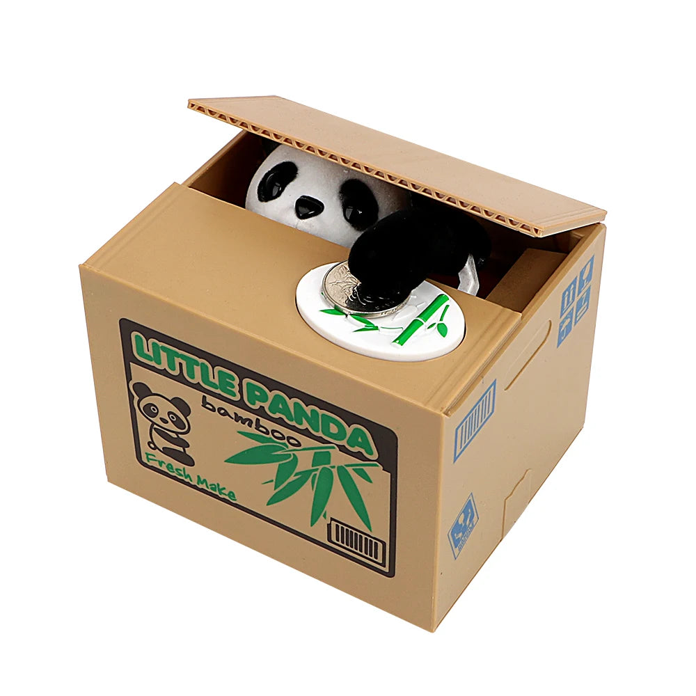 Kartonbox mit animierter Panda-Figur, verwendet als Sparschwein oder Heimdeko.