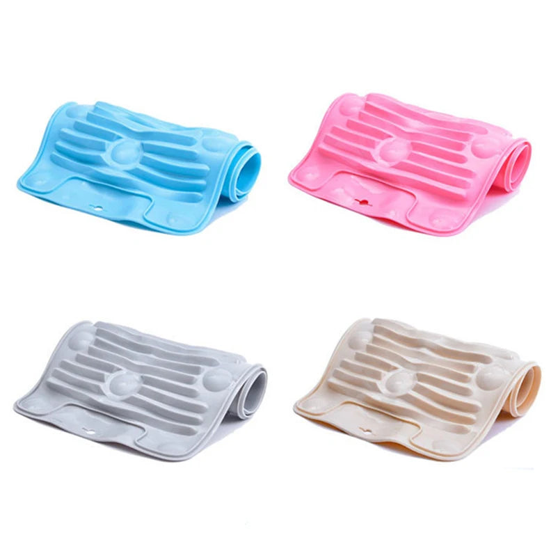 Tres tablas de lavar plegables de silicona en azul, rosa y beige, vistas desde arriba.