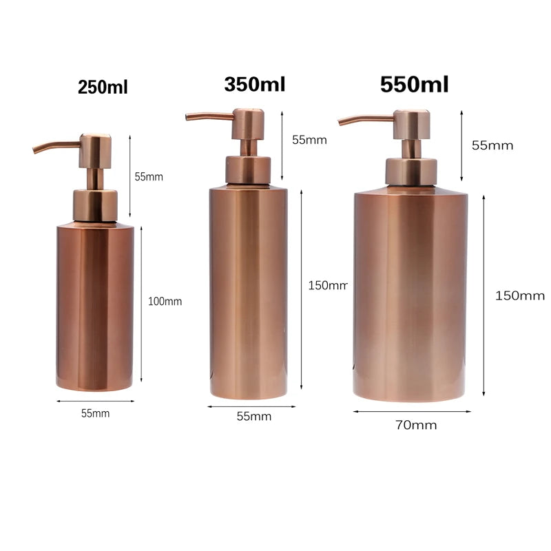 Drei Flüssigseifdispensierflaschen aus roségoldtem Edelstahl mit Volumina von 250ml, 350ml und 550ml.