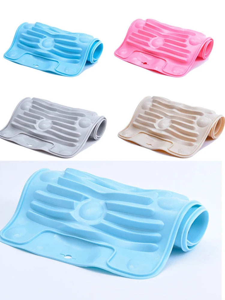 Un juego de cuatro tablas de lavado plegables de silicona en colores azul, rosa, gris y beige.