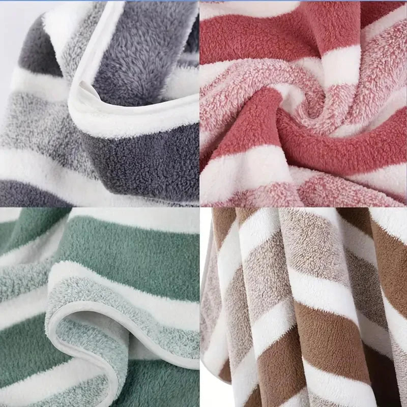 Collage aus weichen, flauschigen Bad- und Handtüchern in verschiedenen Streifenfarben wie Grau, Weiß, Pink und Grün.