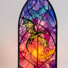 Porta-velas de arco gótico de dragón con diseño de vidriera vibrante en tonos púrpura y naranja.