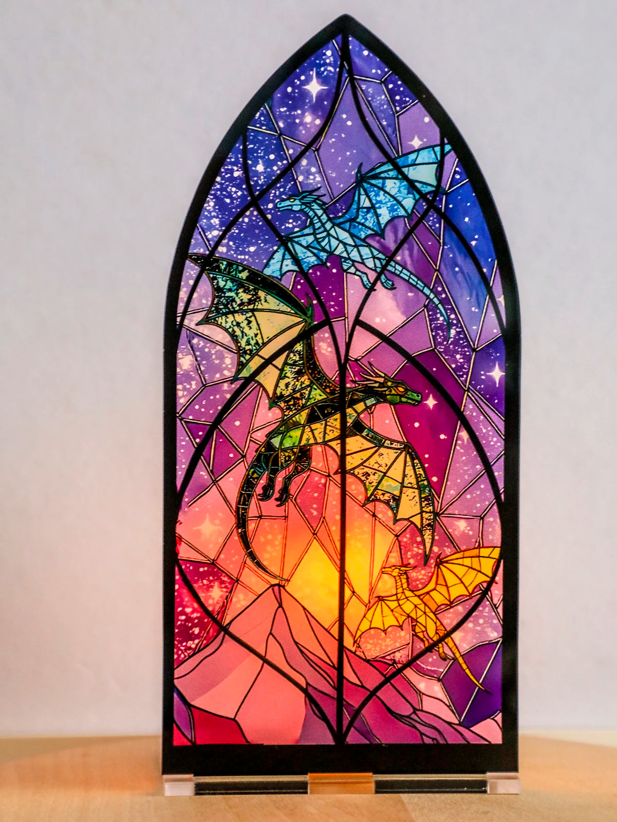 Porta-velas de arco gótico de dragón con diseño de vidriera vibrante en tonos púrpura y naranja.