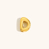 Nahaufnahme einer goldvergoldeten 3D-Blasenbuchstaben-D-Halskette.