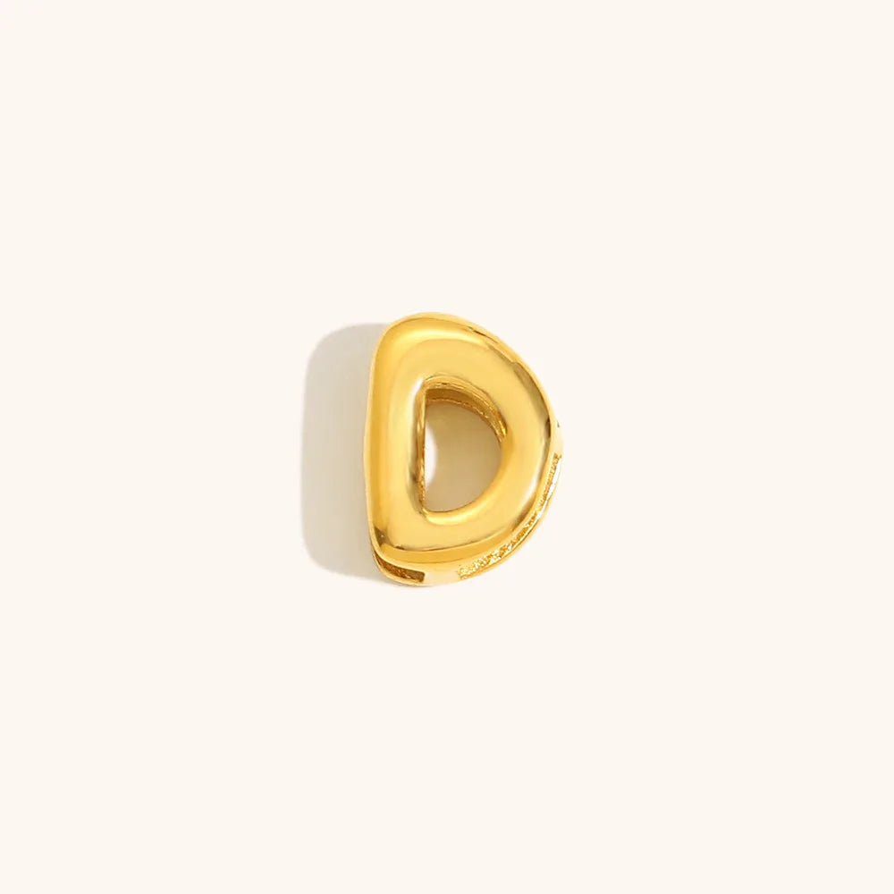 Nahaufnahme einer goldvergoldeten 3D-Blasenbuchstaben-D-Halskette.