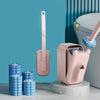 Un set de brosse à toilettes jetable rose fixé au mur avec une longue poignée, exposé à côté d'une cuvette.