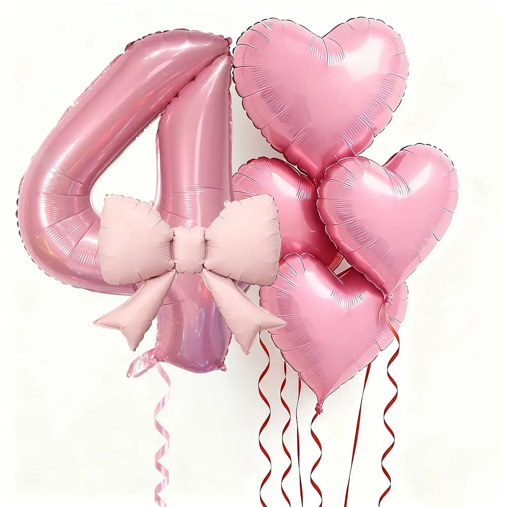Un juego de seis globos de aluminio en forma de corazón rosa que forman el número cuatro, atados con cinta rosa.