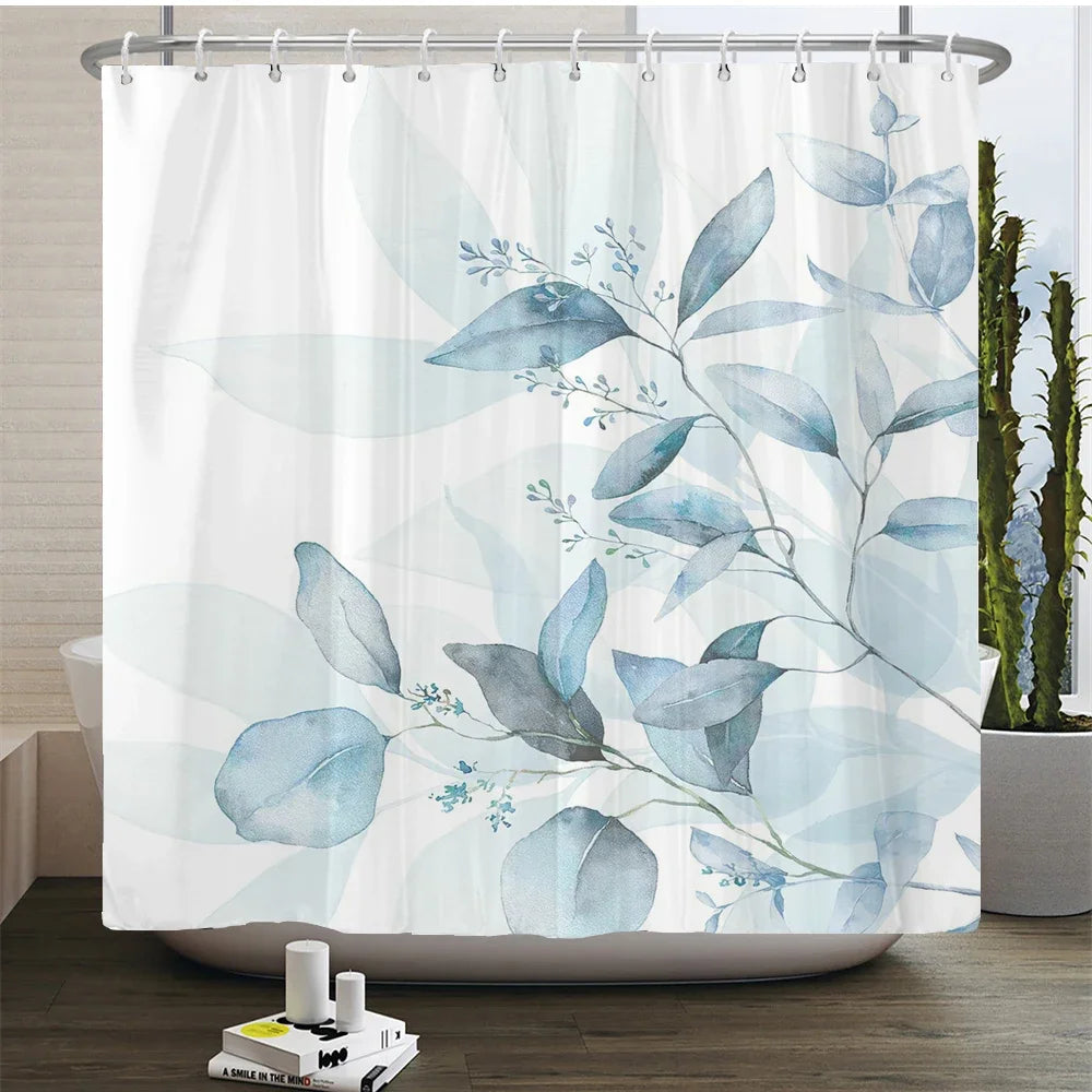 Rideau de douche floral élégant avec des feuilles bleues à l'aquarelle et de la verdure.
