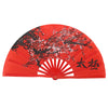 Un éventail de martial arts traditionnel en bambou rouge avec une silhouette noire d'arbre et des caractères japonais.