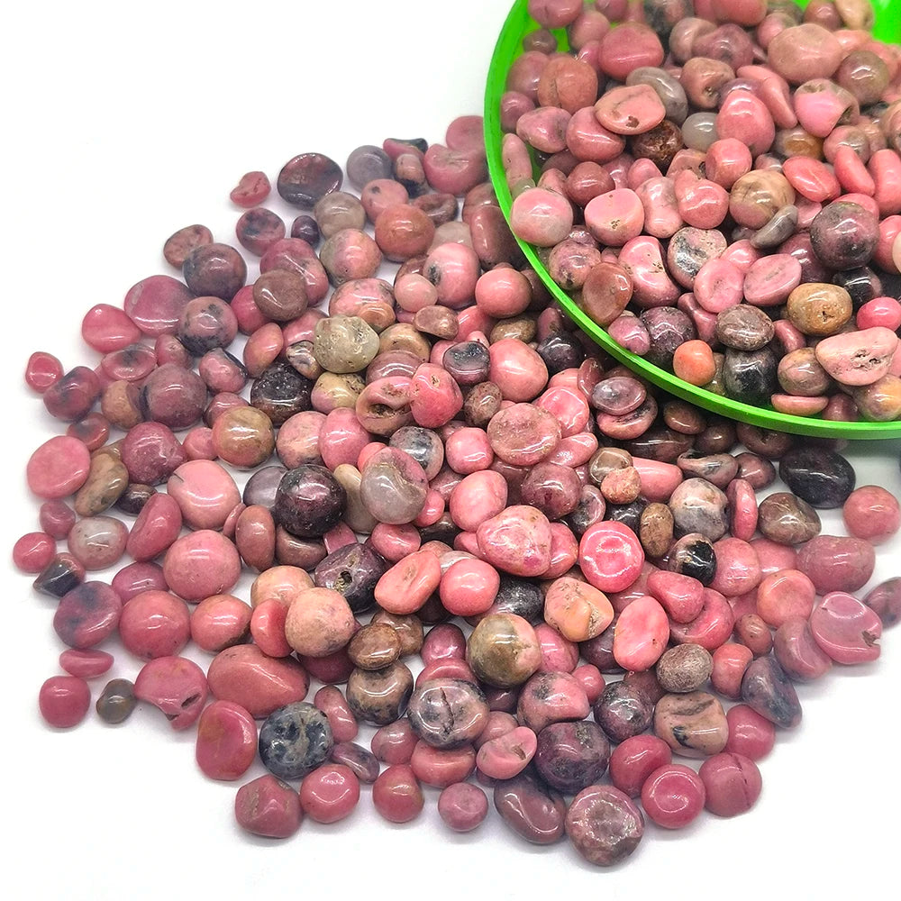 Colección de cristales naturales pulidos, de color rosa rojizo y marrón, para meditación y decoración.