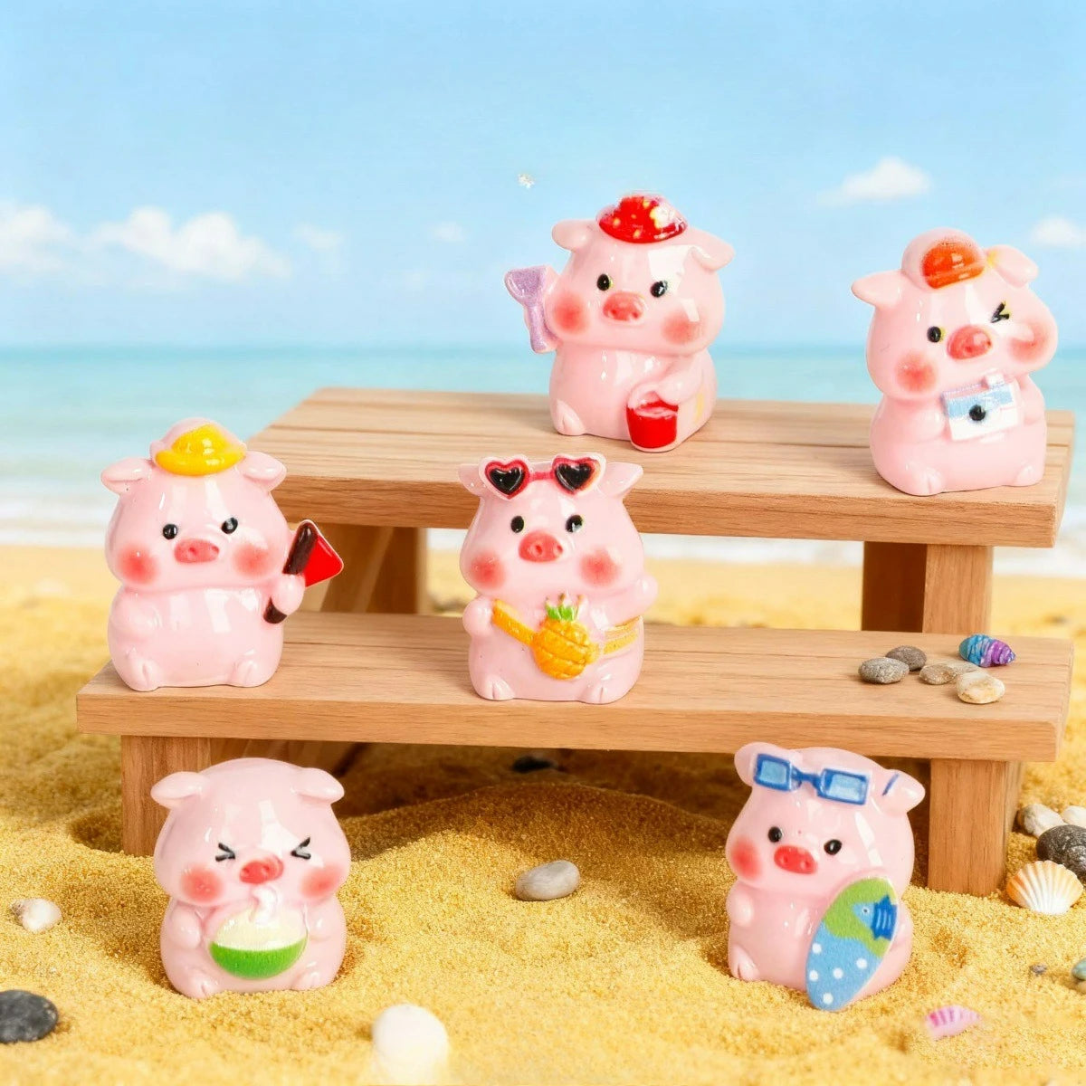 Colección de miniaturas de cerdos de resina rosa sobre tablones de madera y arena amarilla.