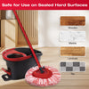 Ein Set aus drei roten Ersatzwischköpfen für einen O-Cedar EasyWring Wring-Mopp auf einer Holzoberfläche.