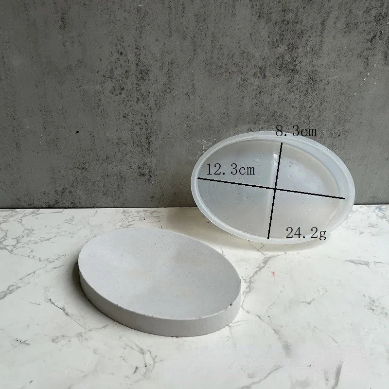 Klares Silikon-Seifenspeicherschiene mit Markierungen und eine separate weiße Epoxidharzformschale auf weißem Untergrund.