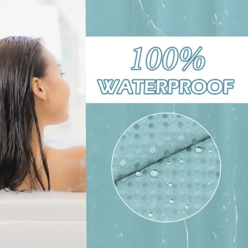 Nahaufnahme eines hellblauen wasserdichten Duschvorhangstoffs mit strukturiertem Muster und Wassertropfen.
