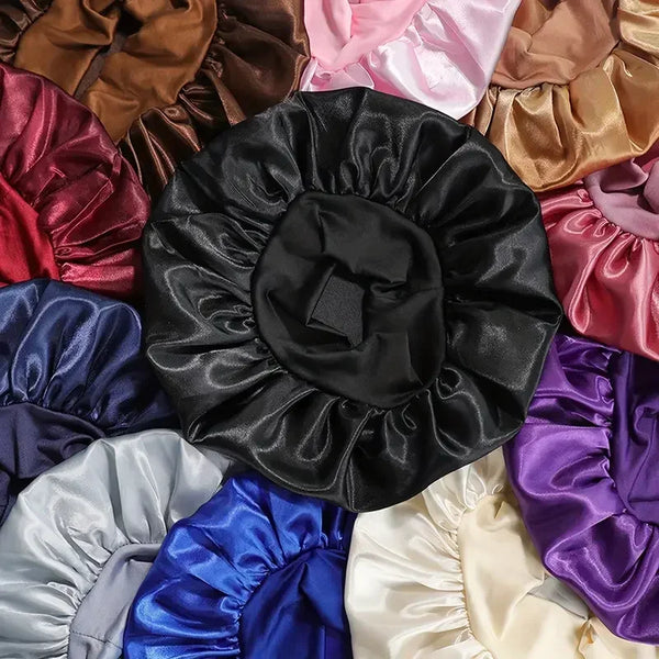 Eine Sammlung von Satin-Duschhauben mit breiter Krempe in verschiedenen Farben wie Schwarz, Pink, Gold, Lila, Blau und Silber