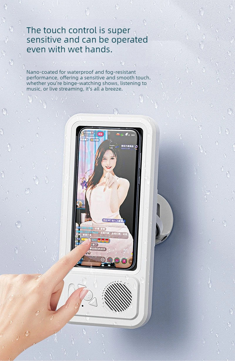 Eine Hand berührt den Bildschirm eines weißen Telefonhalters für die Dusche, der ein Smartphone und einen Lautsprecher enthäl