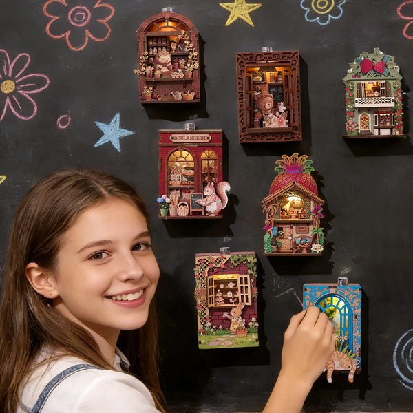 Ein Mädchen lächelt, während sie eine Anzeige von 3D-Puzzle-Tier- und Obst-Kühlschrankmagnet-Sets auf einer Tafel betrachtet.