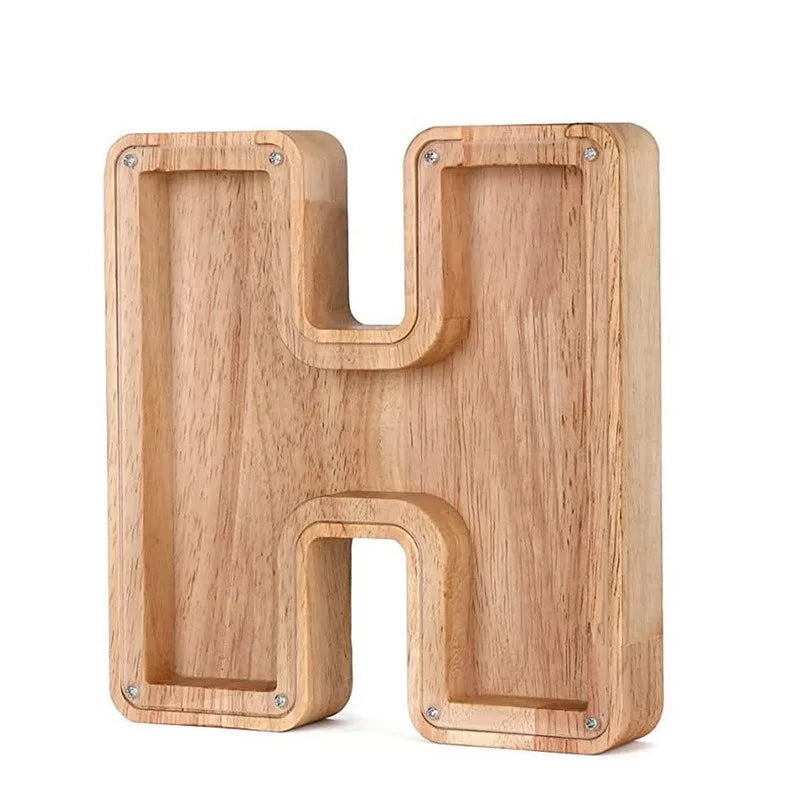 Lettre alphabet en bois H utilisée comme tirelire pour économiser.