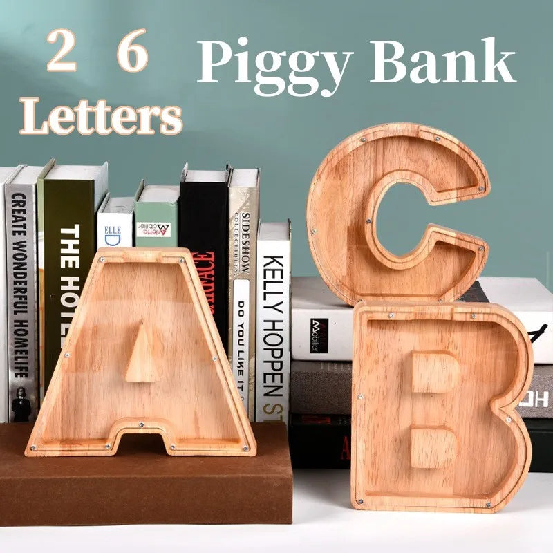 Deux lettres en bois A et B d'un coffret à pièces, présentées sur une surface marron.