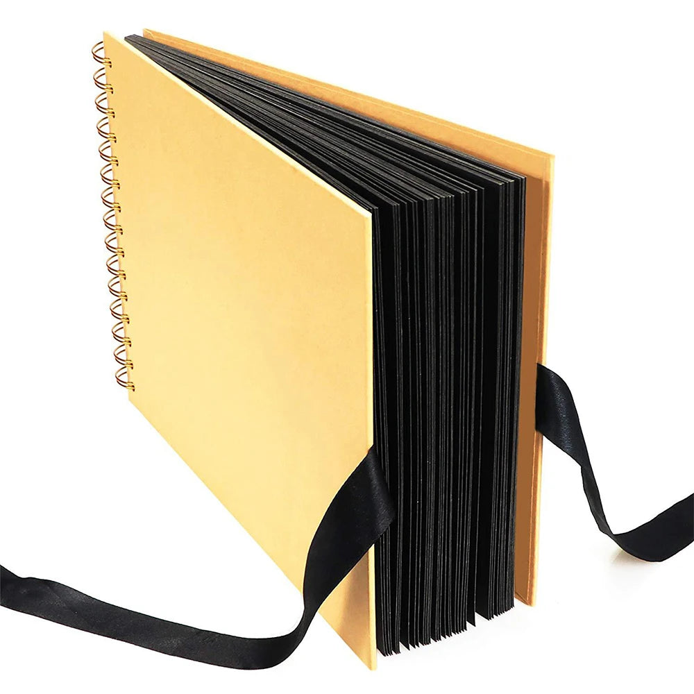 Ein Stapel DIY Kraft-Fotoalbum mit schwarzen Bandbinden.