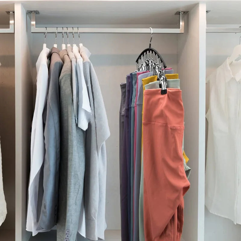 Kleiderstange mit gebogenen Bügeln und Mehrzweckclips, die verschiedene Farben und Stoffe zeigt.