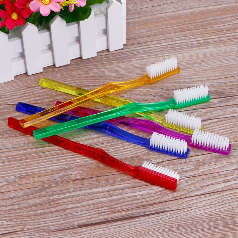 Una colección de seis cepillos de dientes de cerdas duras premium en varios colores, incluyendo amarillo, verde, morado y roj