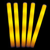 Eine Reihe leuchtend gelber LED-Glowsticks stehen vertikal vor einem schwarzen Hintergrund.