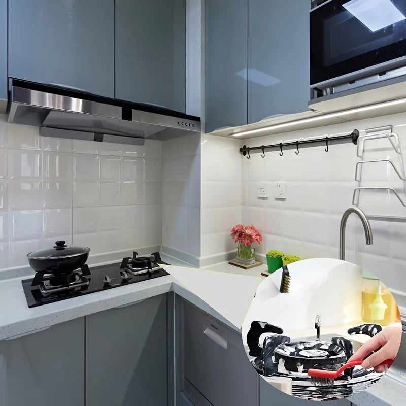 Encimera de cocina blanca con un juego de cepillos de limpieza de varios materiales negros y un grifo de acero inoxidable.