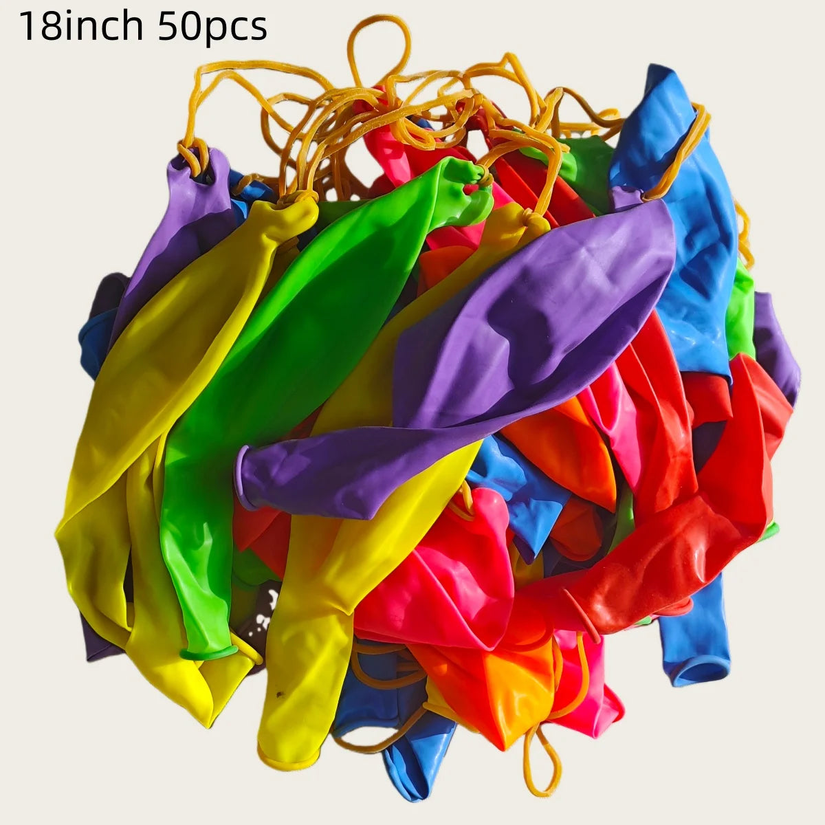 Un lot de 50 ballons à punch en latex réutilisables de diverses couleurs vives comme le jaune, le vert, le violet et le bleu.