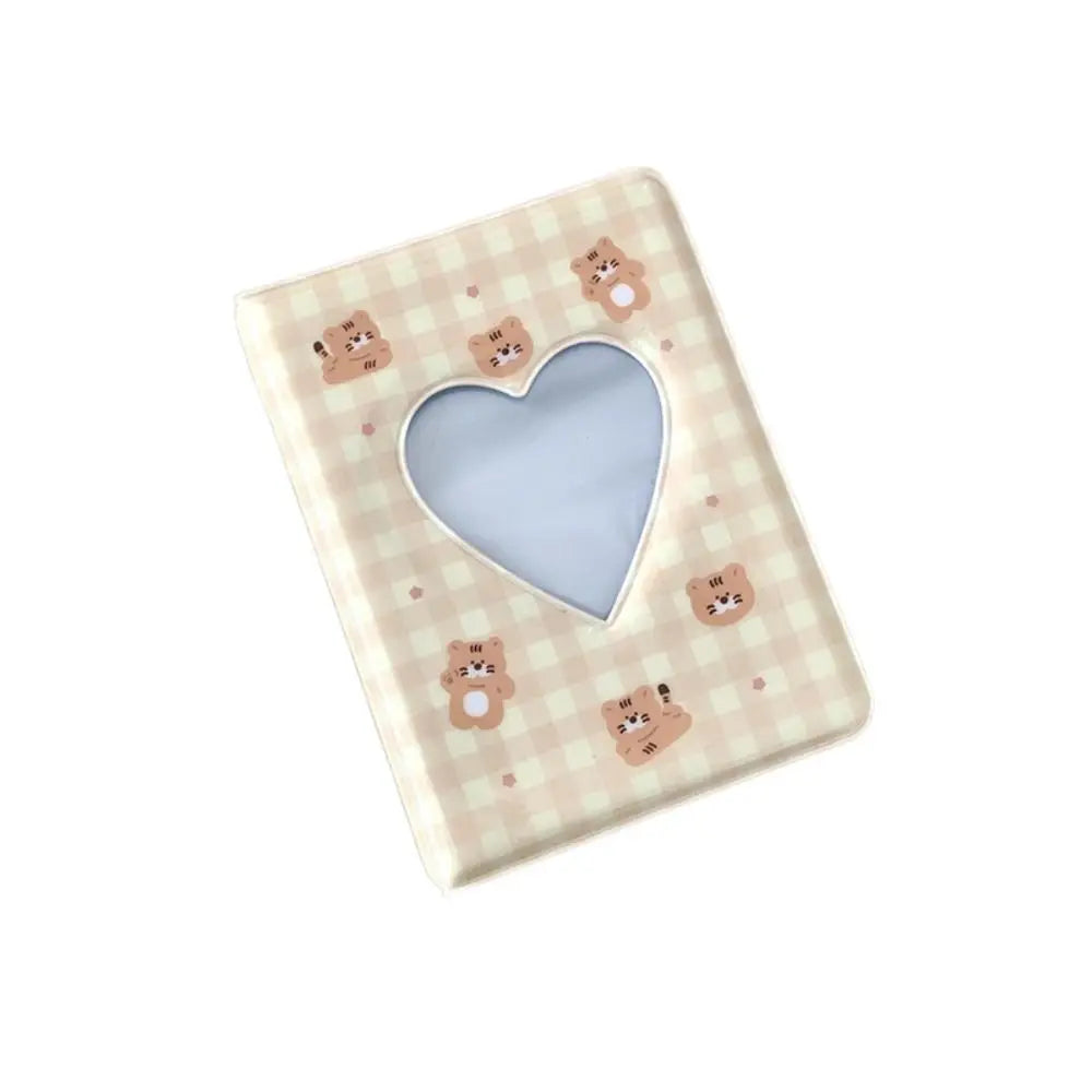 Álbum cuadrado de fotos con patrón a cuadros rosa claro y una ventana en forma de corazón, decorado con ilustraciones de osos