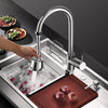 Un extensor de grifo de cocina de acero inoxidable moderno dispensando agua en un fregadero, con ingredientes frescos cerca.