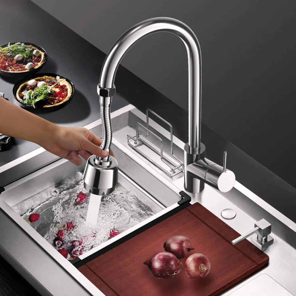 Un extensor de grifo de cocina de acero inoxidable moderno dispensando agua en un fregadero, con ingredientes frescos cerca.