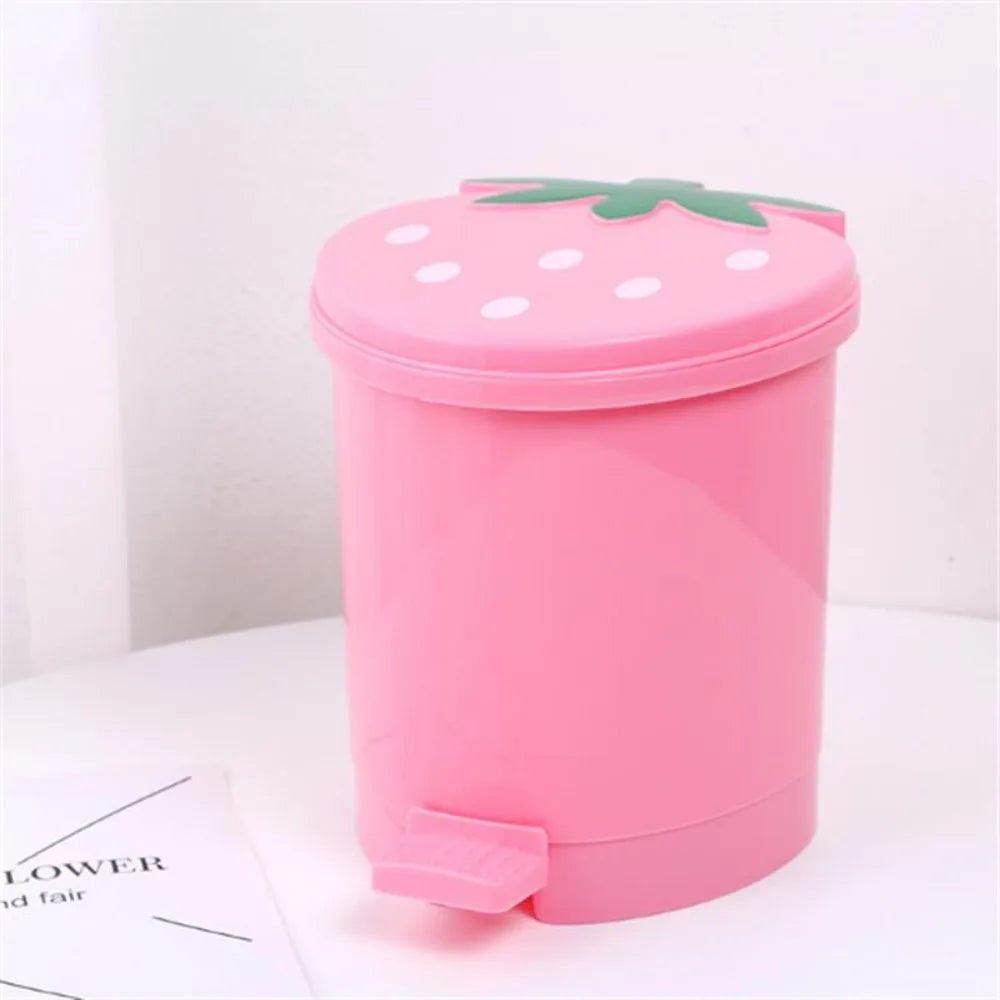Pink wiederverwendbare Erdbeer-Dekor-Mülleimer mit grünem Blatt oben.