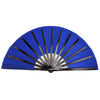 Un éventail de martial arts traditionnel en bambou bleu vif avec des nervures noires, ouvert.