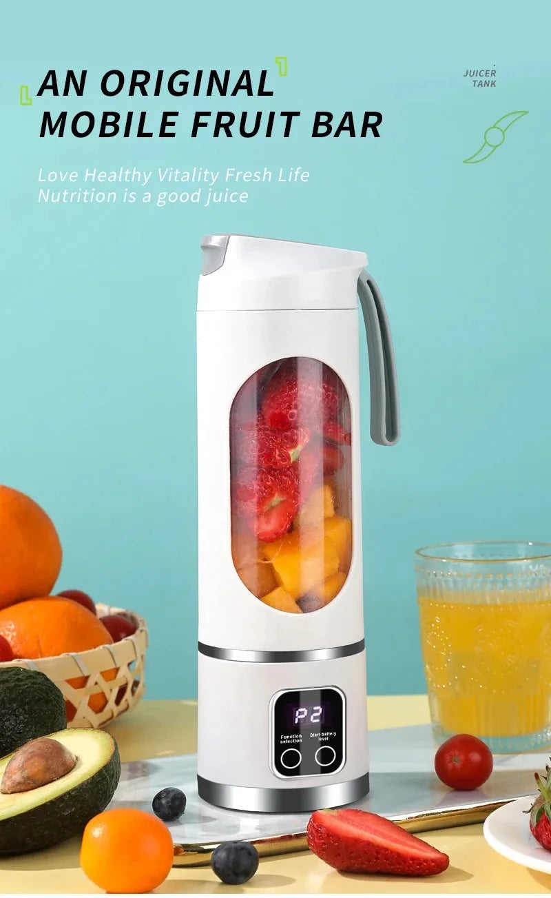 Extractor de jugo portátil eléctrico blanco con frutas frescas como fresas, naranjas y aguacates.