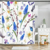Rideau de douche floral élégant avec des fleurs violettes, bleues et jaunes sur fond blanc.