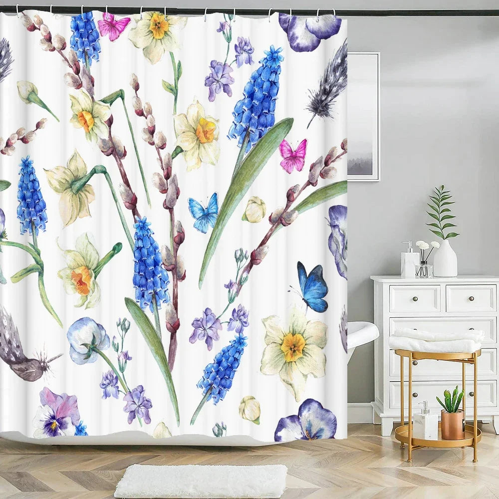 Rideau de douche floral élégant avec des fleurs violettes, bleues et jaunes sur fond blanc.