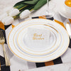 Eine Stapel elegante weiße Plastik-Dinnerplatten mit goldenen Rändern, auf einem gestreiften Servietten und umgeben von weiße