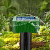 Grüner Ultraschall-Schädlingsabwehr-Gerät bei Regen im Freien