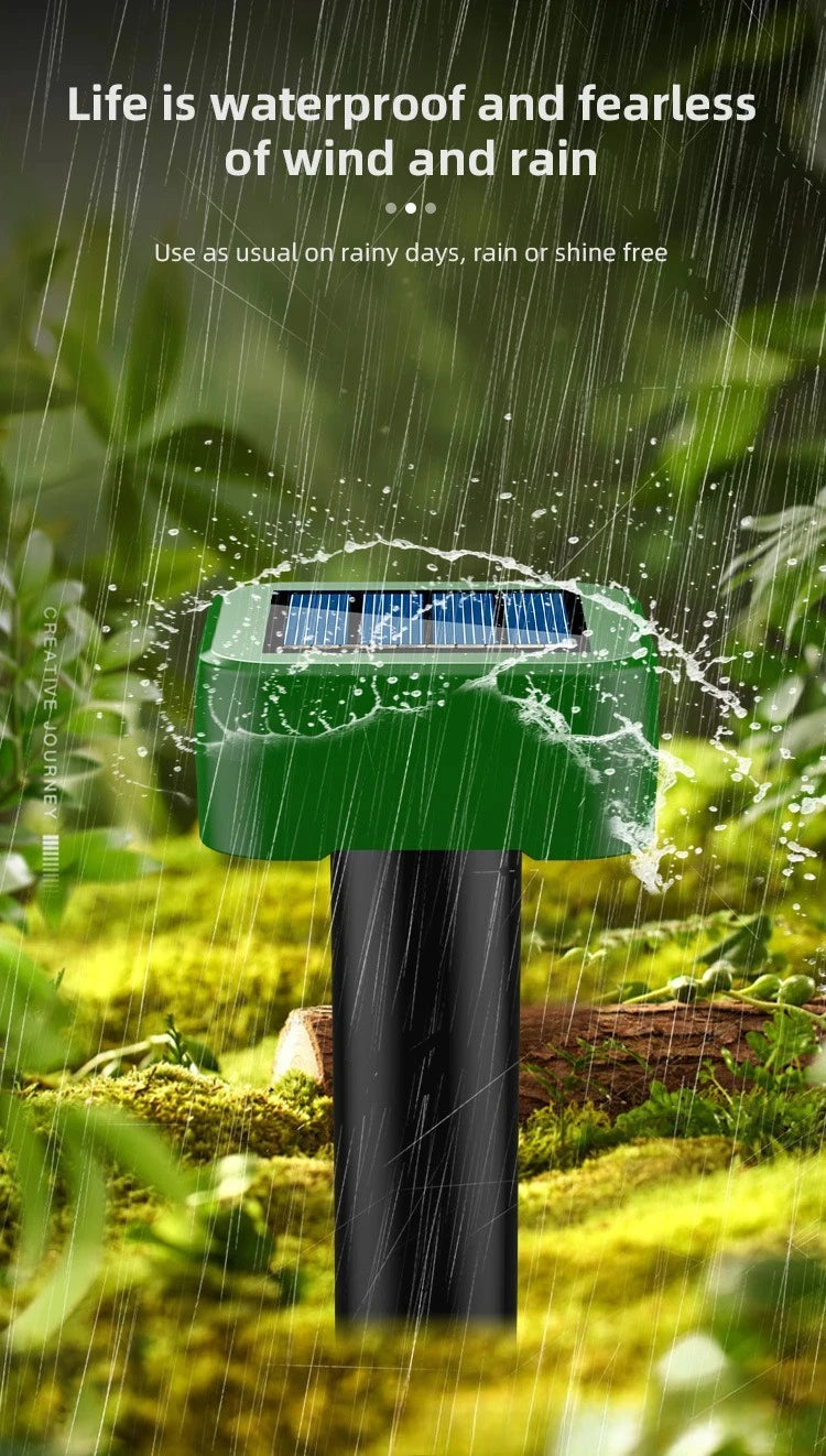 Grüner Ultraschall-Schädlingsabwehr-Gerät bei Regen im Freien